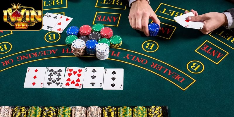 Khởi đầu mỗi ván Poker, người chơi sẽ phải đặt một khoản tiền cược